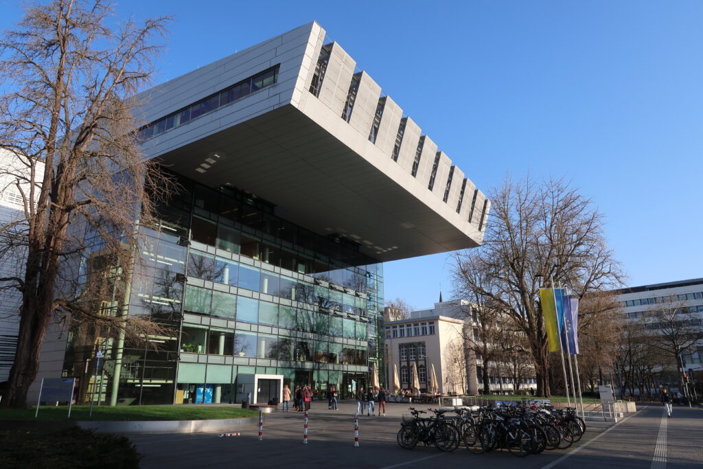 Aufnahme von dem Gebäude der RWTH Aachen, in dem die Tagung eröffnet wird 